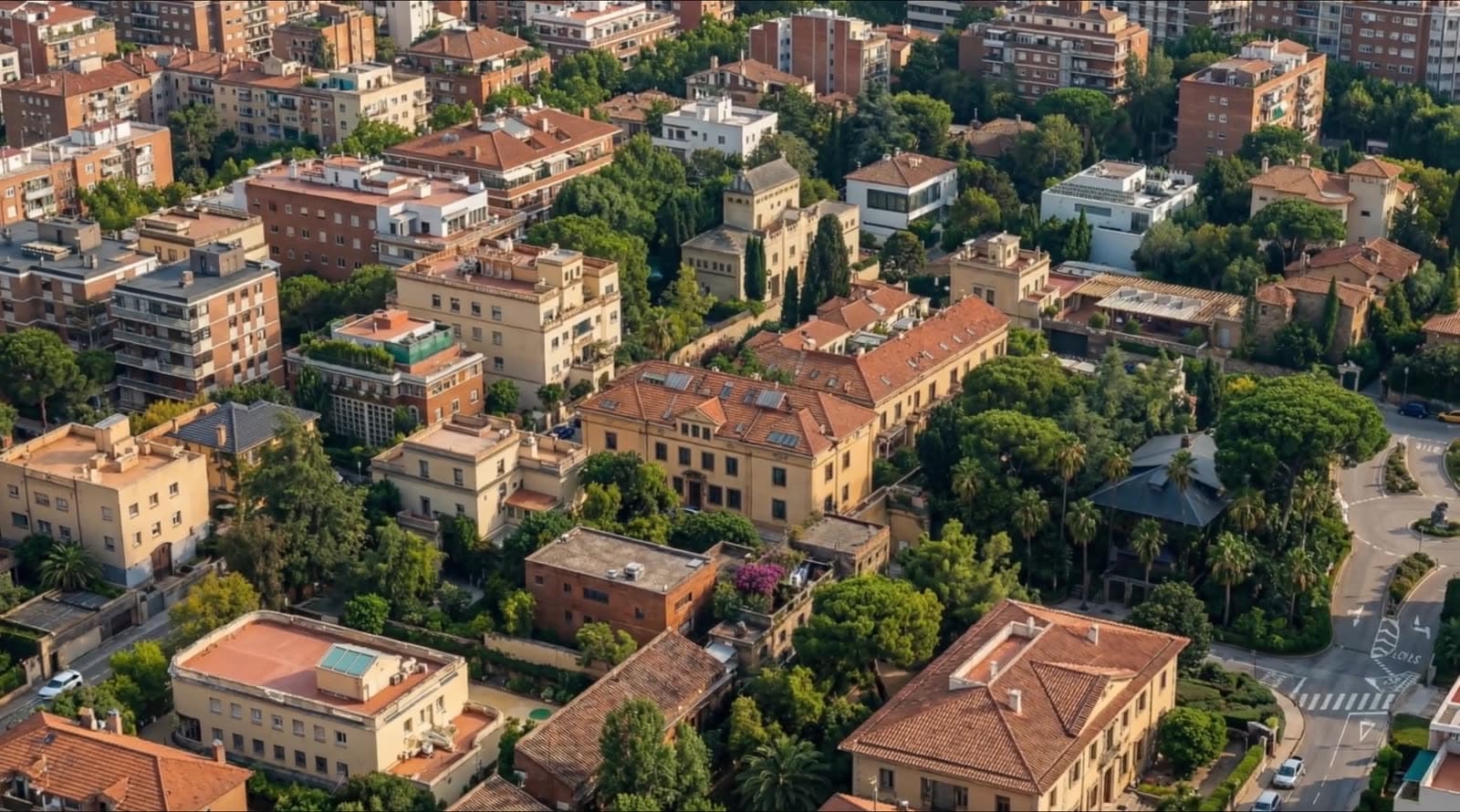 Vista aérea de Barcelona al atardecer, la ciudad donde trabaja Renovatio Workers